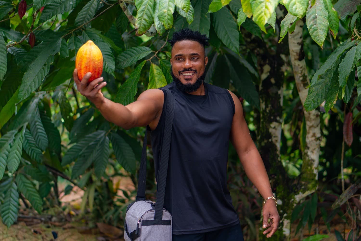 Manuel nella giungla della Penisola di Samaná con un frutto di cacao
