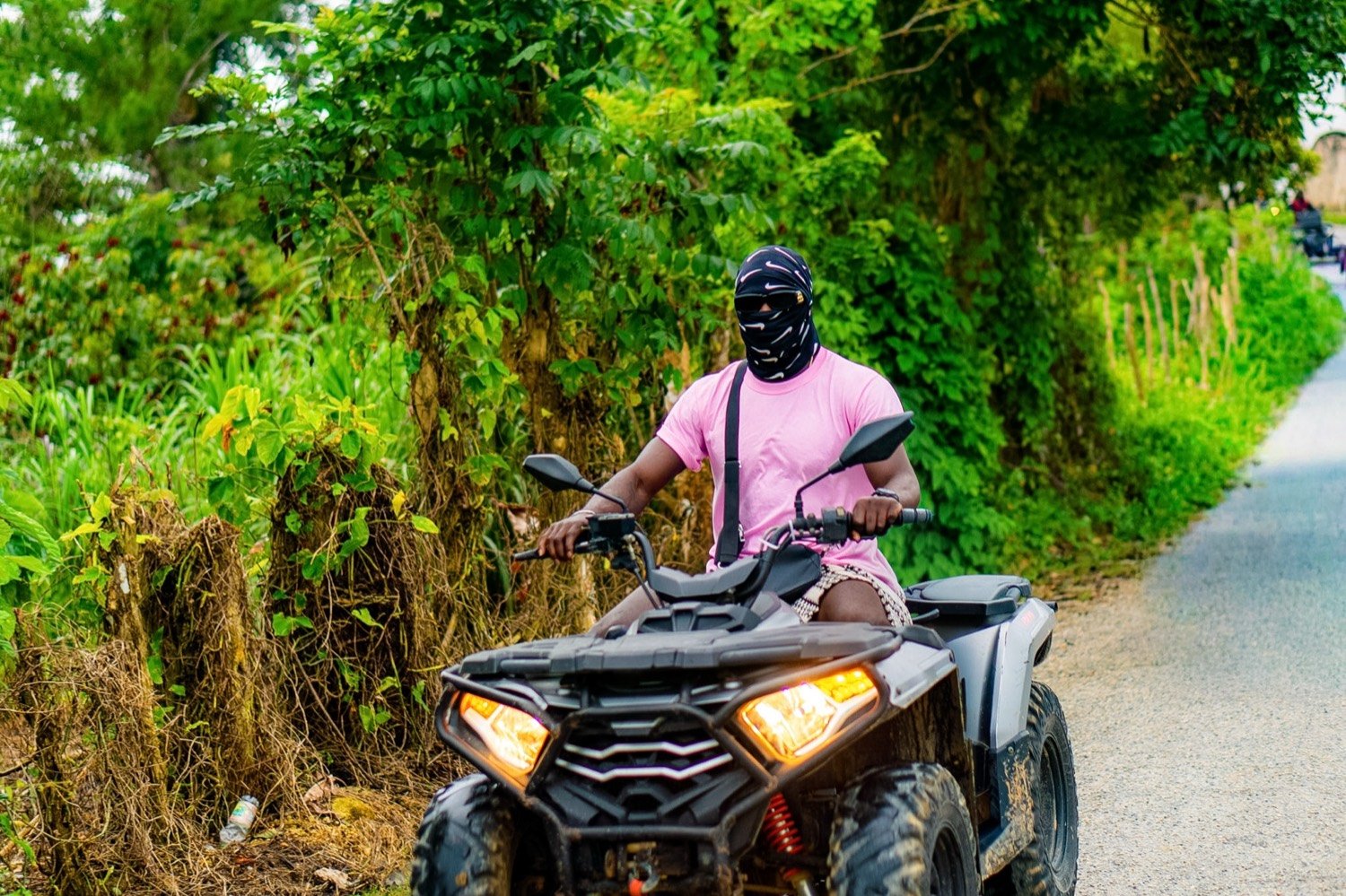 Manuel in quad tra la vegetazione tropicale della Penisola di Samaná