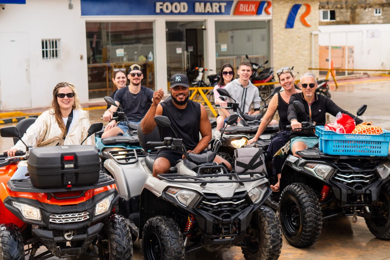 Gruppo di turisti sui quad davanti al Food Mart di Las Terrenas