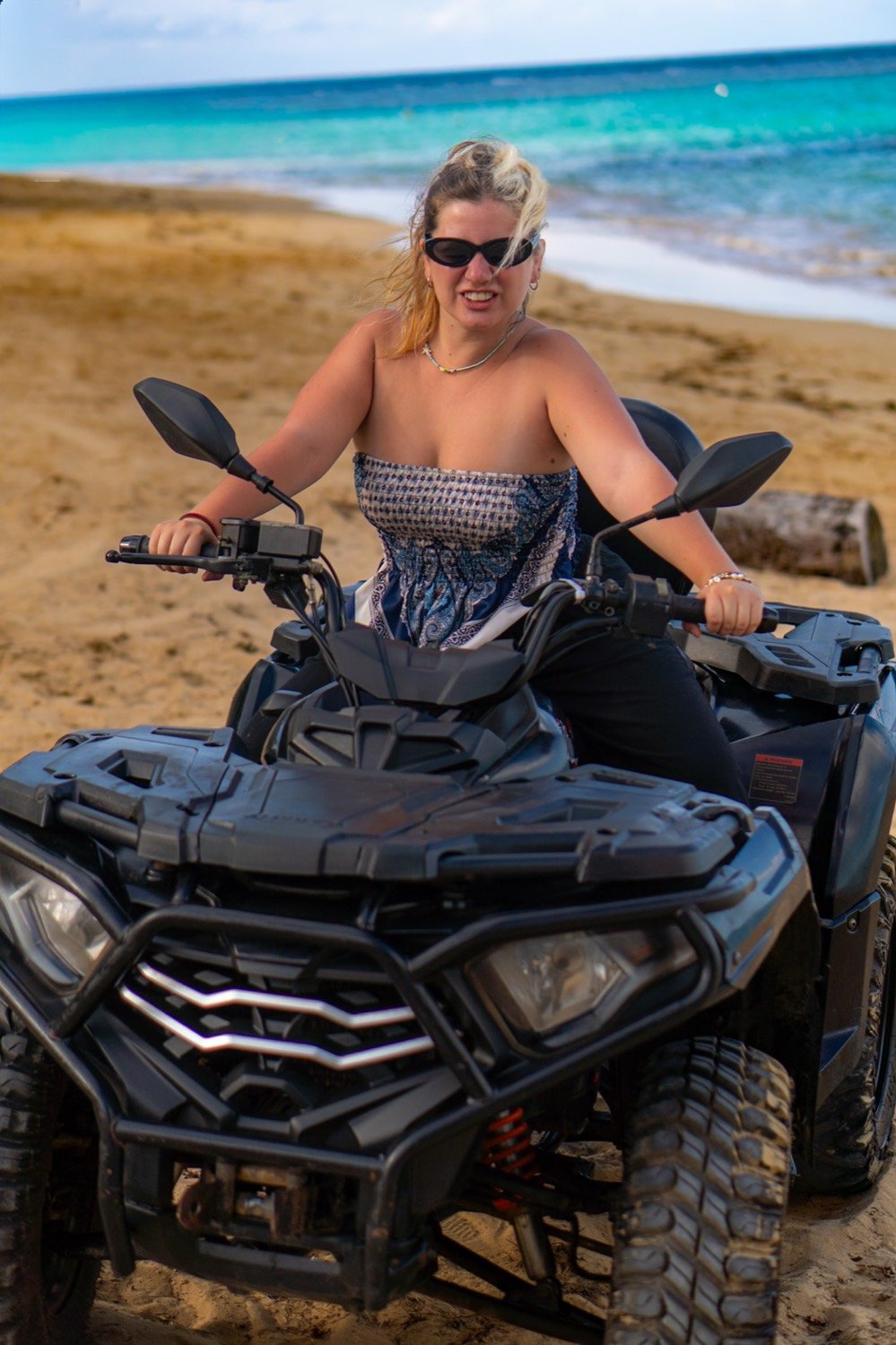 Cliente sul quad sulla spiaggia di Las Terrenas