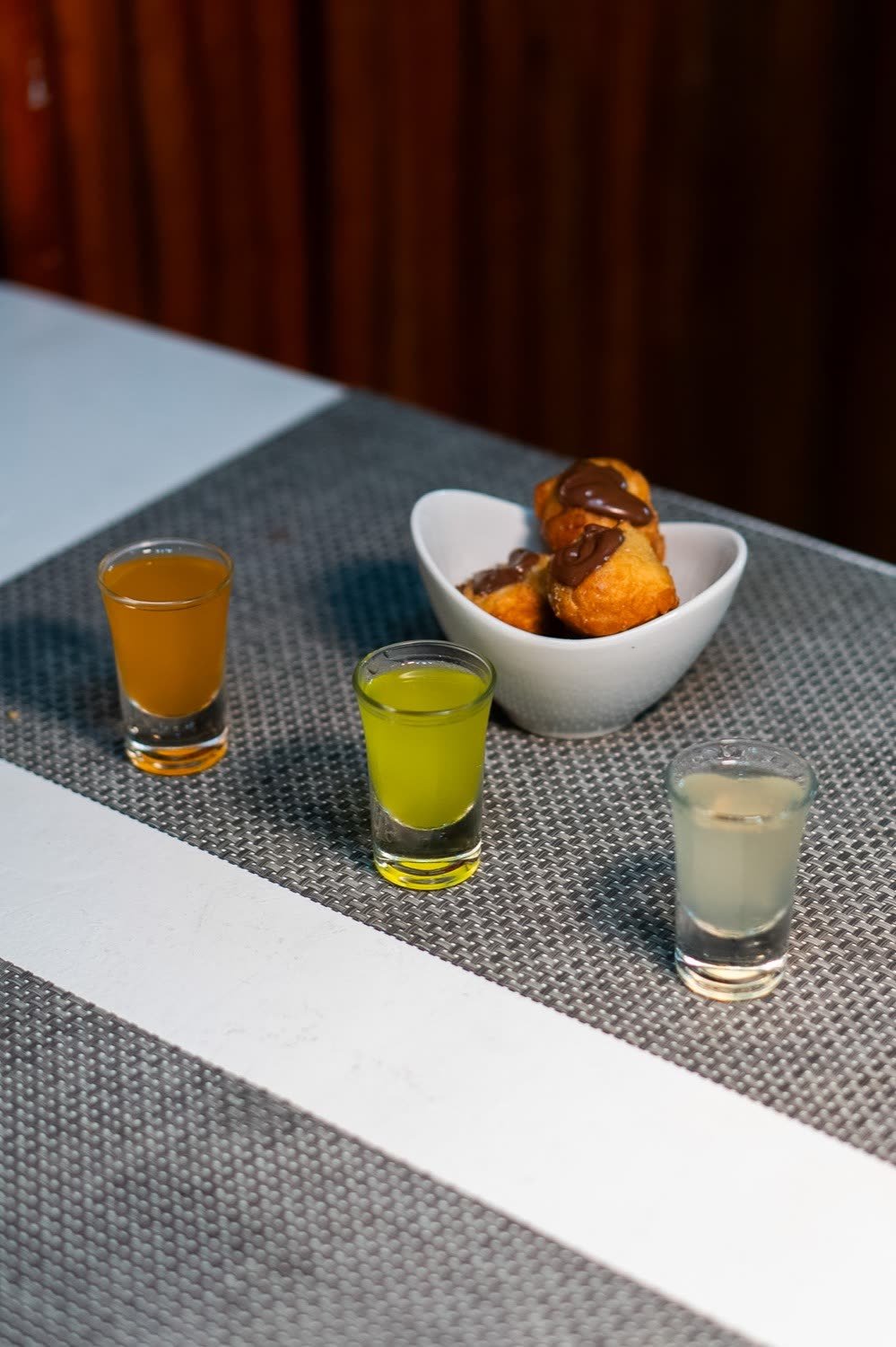 Shot di liquori serviti accanto ai dolci